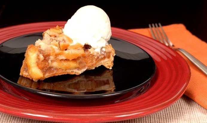 Хлебный пудинг с яблоками и корицей