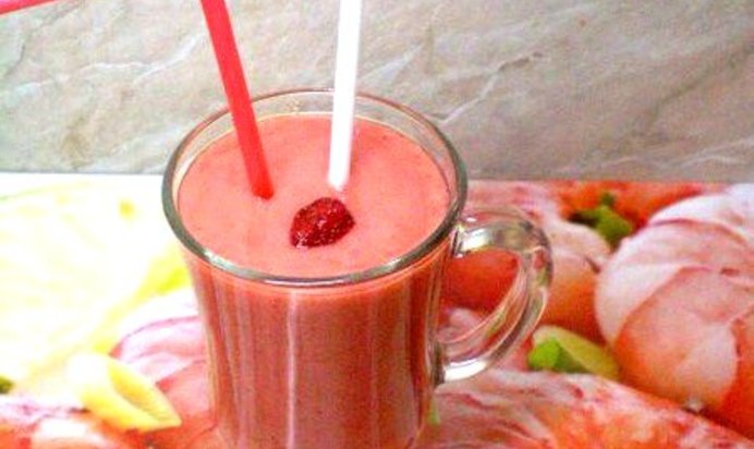 Смузи с клубникой и бананом