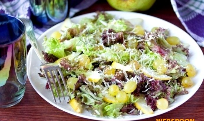 Салат «Фьюжн» с виноградом, грушей и пармезаном