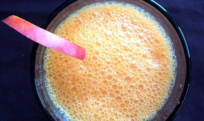 Нектариновый смузи с ягодами годжи