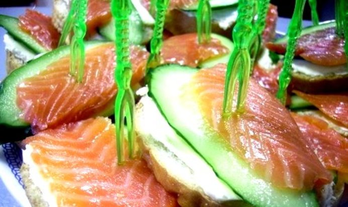 Бутерброды с семгой и огурцом