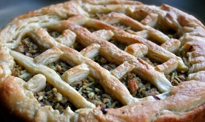 Открытый пирог с курицей, капустой и шпинатом