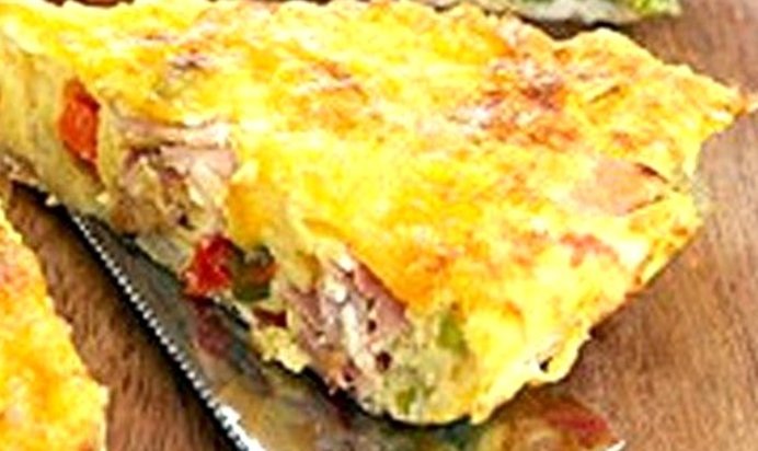 Багровый омлет с тремя видами колбас и шпинатом