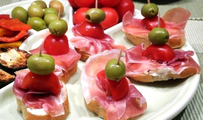 Тапас с помидором