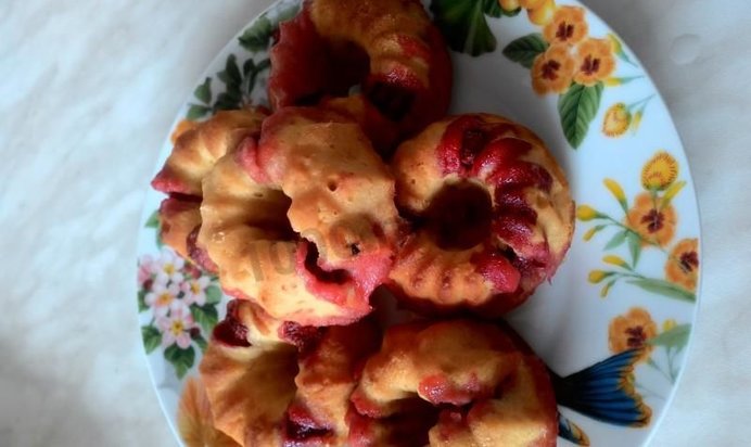 Кексы клубничные