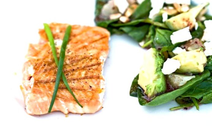 Салат из шпината с грушей и авокадо