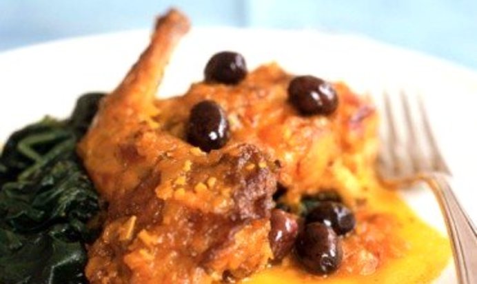 Тушеная утка с красным вином и оливками