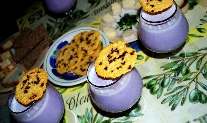 Суп-капучино из краснокочанной капусты с вафлями из пармезана