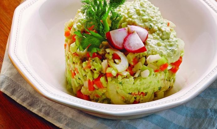 Молодые свежие овощи с соусом из авокадо