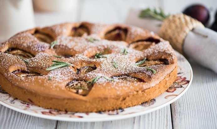 Шарлотка со сливами