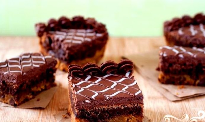 Пирожные с шоколадно-ванильной глазурью