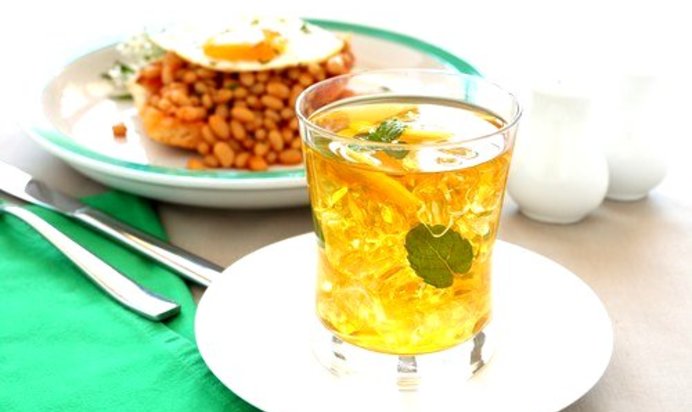 Холодный зеленый чай с лимоном и мятой
