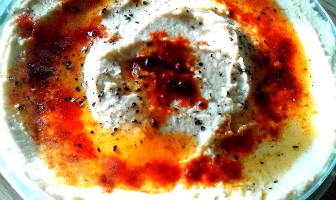 Хумус с кунжутной пастой, кумином, чесноком, лимонным соком и оливковым маслом