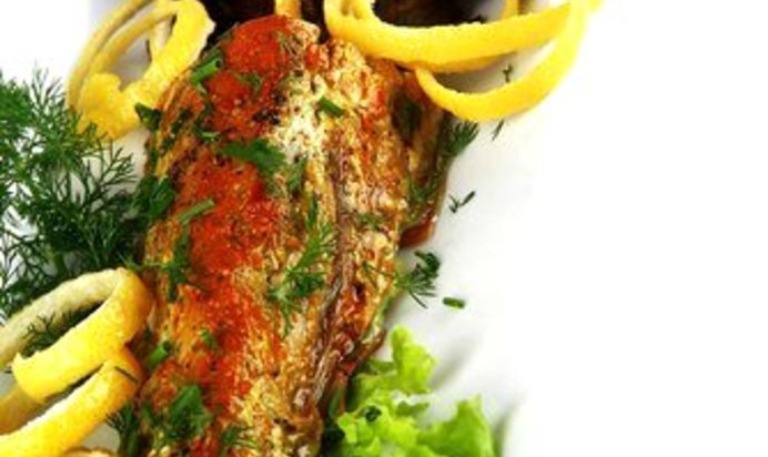 Тунец с мятой, чесноком, томатами и белым вином