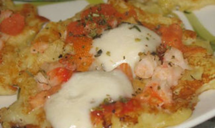 Картофельные оладьи с креветками и моцареллой