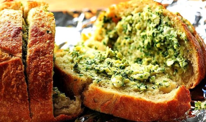 Хлеб с артишоками, сыром и чесноком