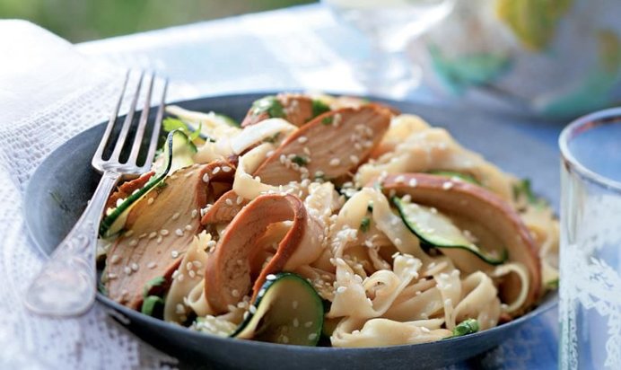 Утиная грудка, подкопченная на чайном листе, с лапшой