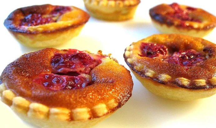 Малиновые мини-шарлотки