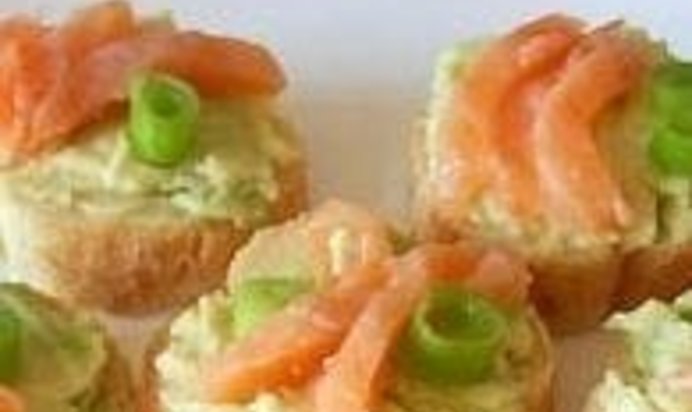 Бутерброды с авокадо и форелью