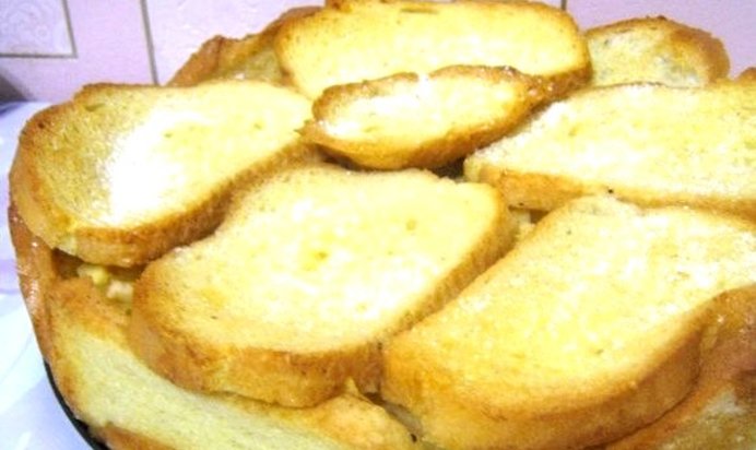 Шарлотка из батона с яблоками