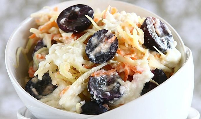 Капустный салат с виноградом и йогуртом
