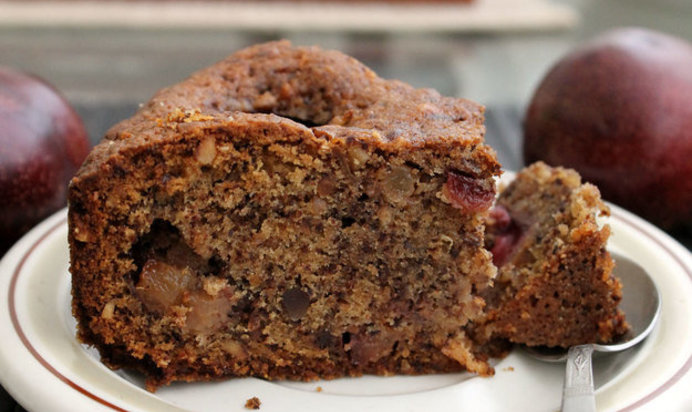 Шоколадная шарлотка со сливами