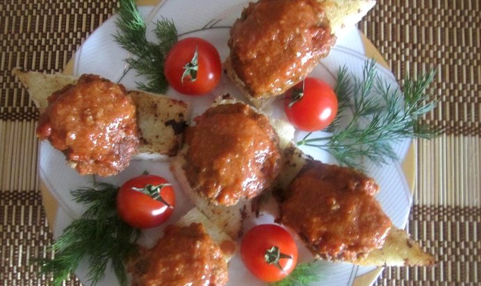 Биточки из куриных желудков на тостах