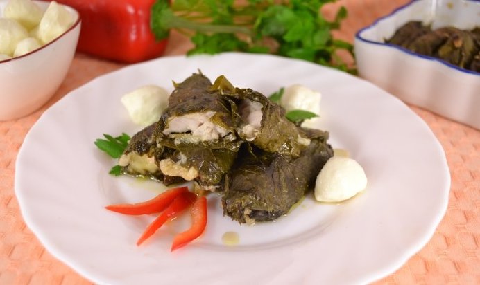 Рыба с моцареллой в виноградных листьях