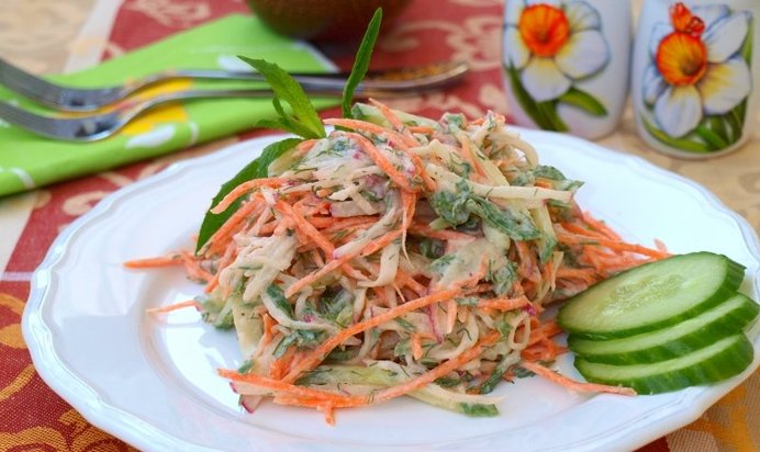 Салат из моркови, редиса и огурца