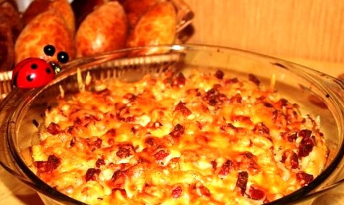 Запеканка из макарон с колбасой и яйцами