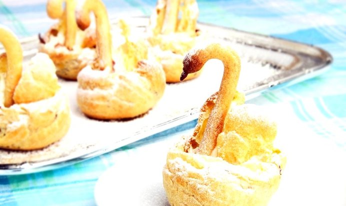 Лебеди из заварного теста