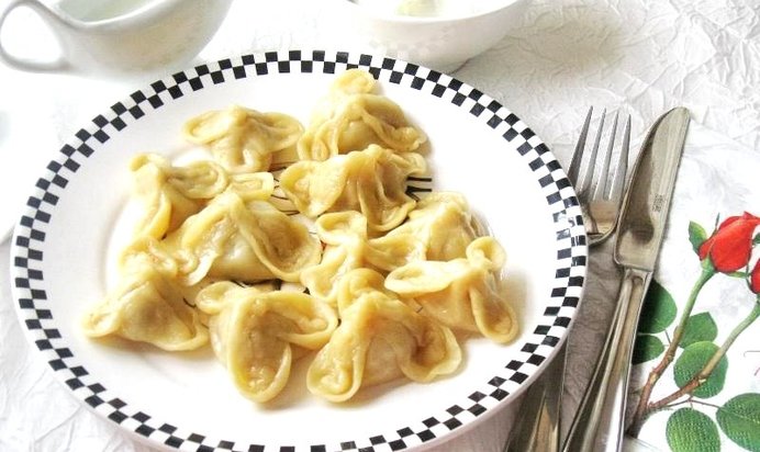 Пельмени в форме лотоса на пару