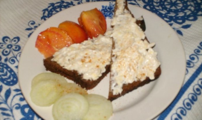 Закусочные бутерброды с хреном и сметаной