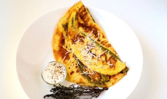 Омлет со спаржей