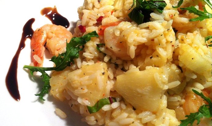 Пряный рис с ананасом, чили, имбирем и креветками