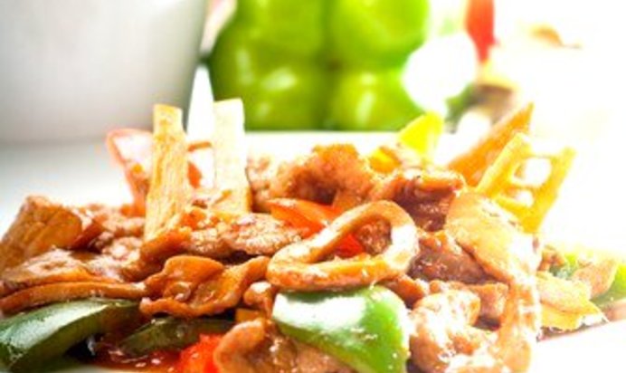 Жареные зеленые овощи с халлоуми и грибами