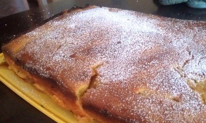 Шарлотка на творожном тесте с яблоками