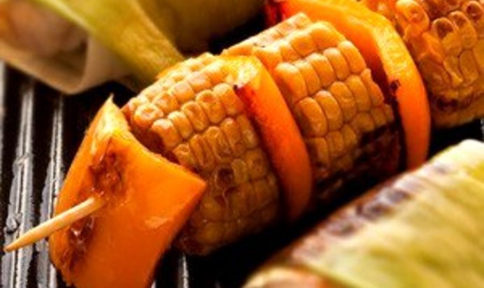 Шашлыки из разноцветных перцев и кукурузы на гриле в ароматном масле с кумином