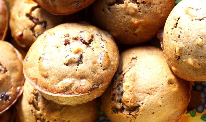 Банановые маффины с орехами