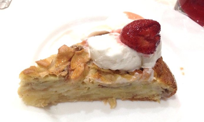 Шарлотка с мороженым и клубникой