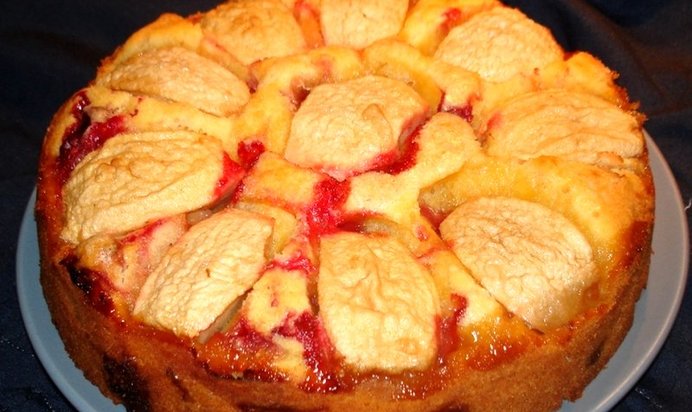 Шарлотка на кефире в мультиварке