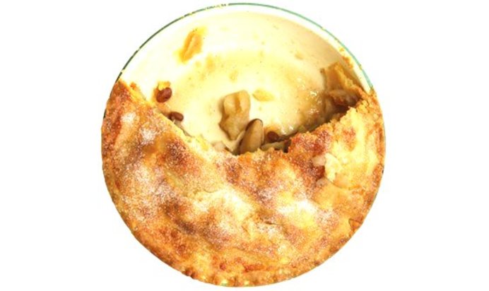 Яблочная шарлотка с корицей и изюмом