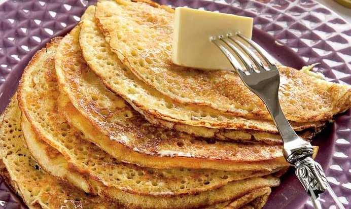 Дрожжевые блины со взбитыми сливками