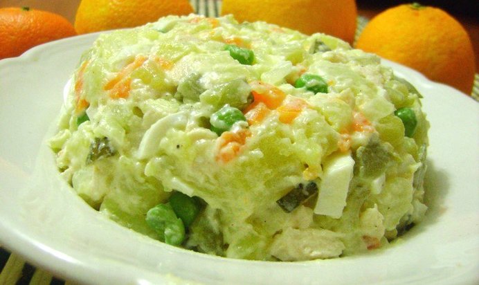 Оливье с курицей и горошком