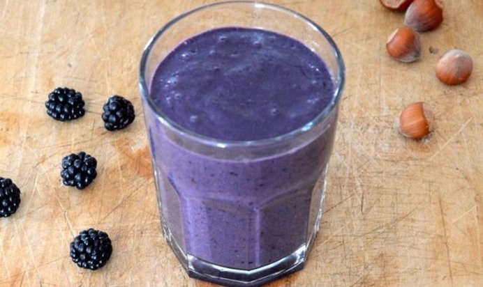 Ежевичный смузи с пастой из фундука