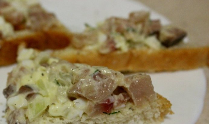 Бутерброды с рубленой сельдью