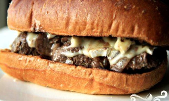 Гамбургеры с фрикадельками и сыром бри