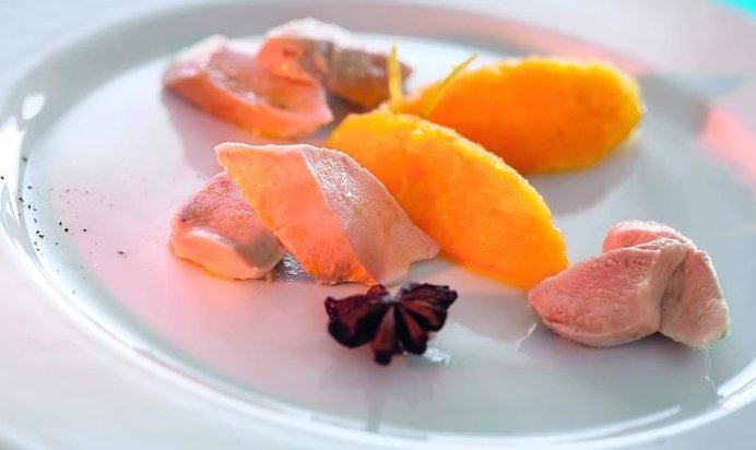 Филе кролика, тушенное с вином и бадьяном