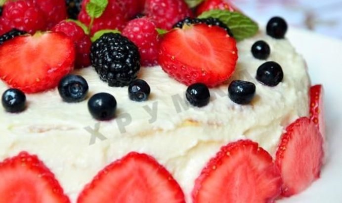 Блинный торт с творожным кремом и ягодами