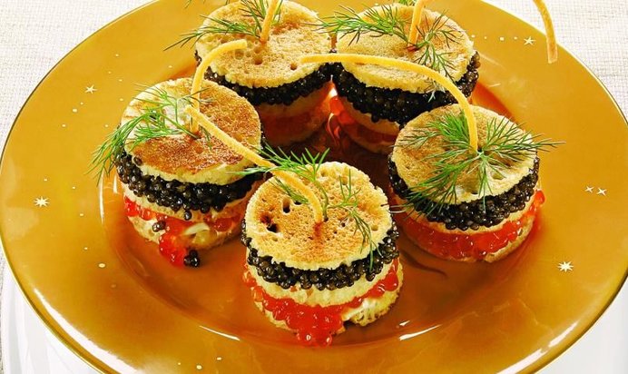 Оладьи-канапе с красной и черной икрой